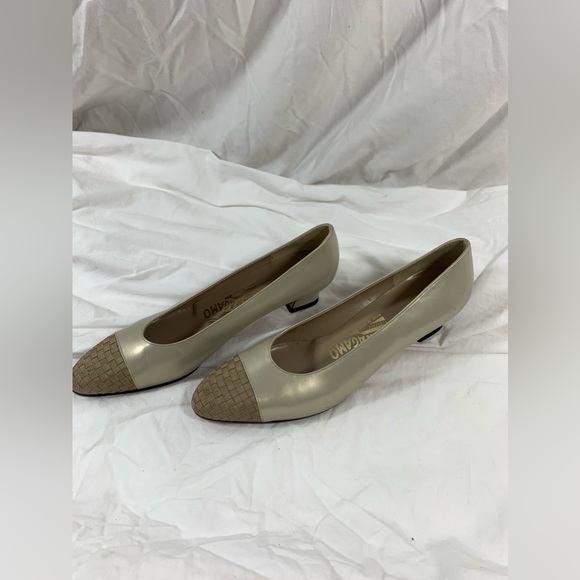 Vintage women metallic pearl SALVATORE FERRAGAMO heels pumps 8.5 AA - Picture 10 of 12